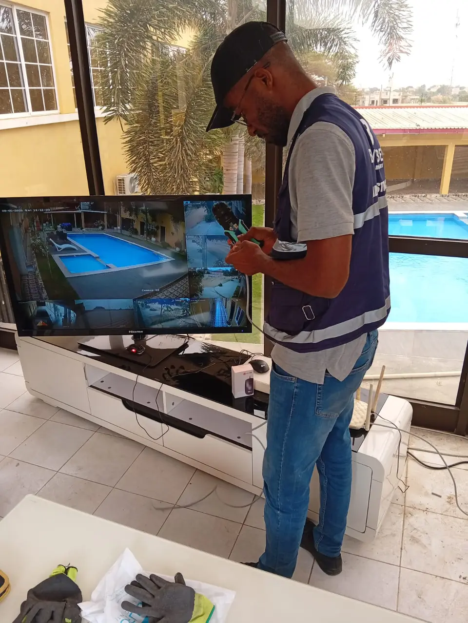 Técnico da BEN & BER a cravar um conector de rede junto ao monitor do sistema de CCTV