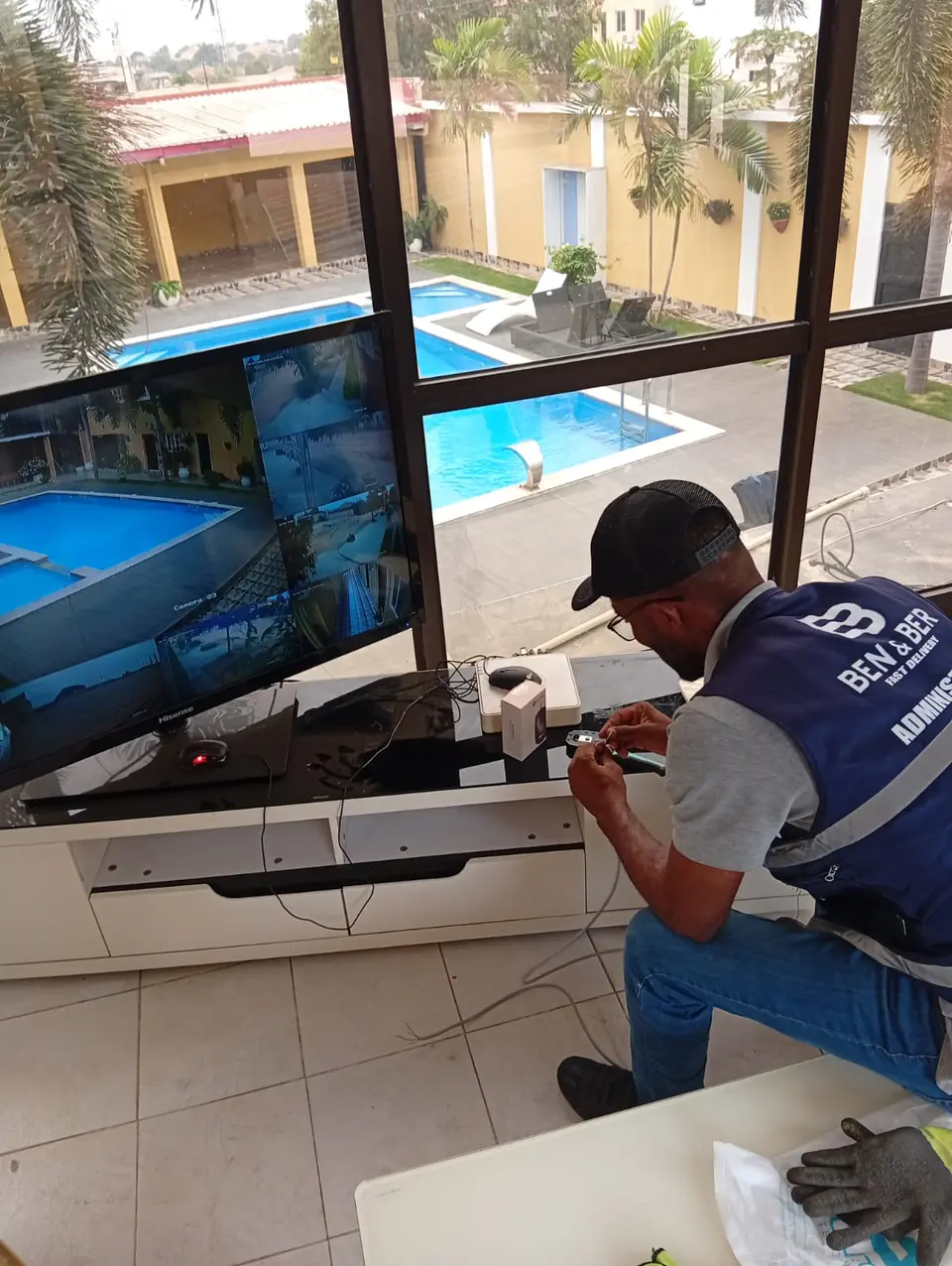 Técnico da BEN & BER a configurar o gravador de um sistema de CCTV, com as imagens das câmaras no monitor