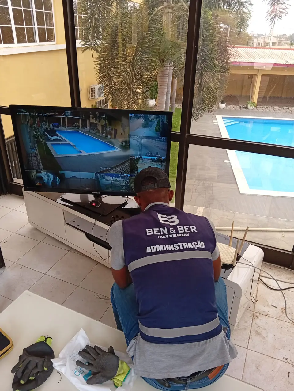 Técnico da BEN & BER a testar um sistema de videovigilância com várias câmaras visíveis no monitor