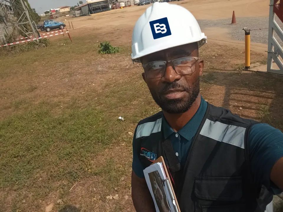 Engenheiro da BEN & BER com capacete e prancheta durante uma visita técnica a uma obra
