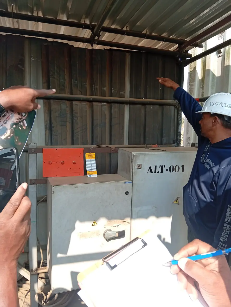 Técnicos da BEN & BER a verificar um quadro eléctrico durante um levantamento técnico