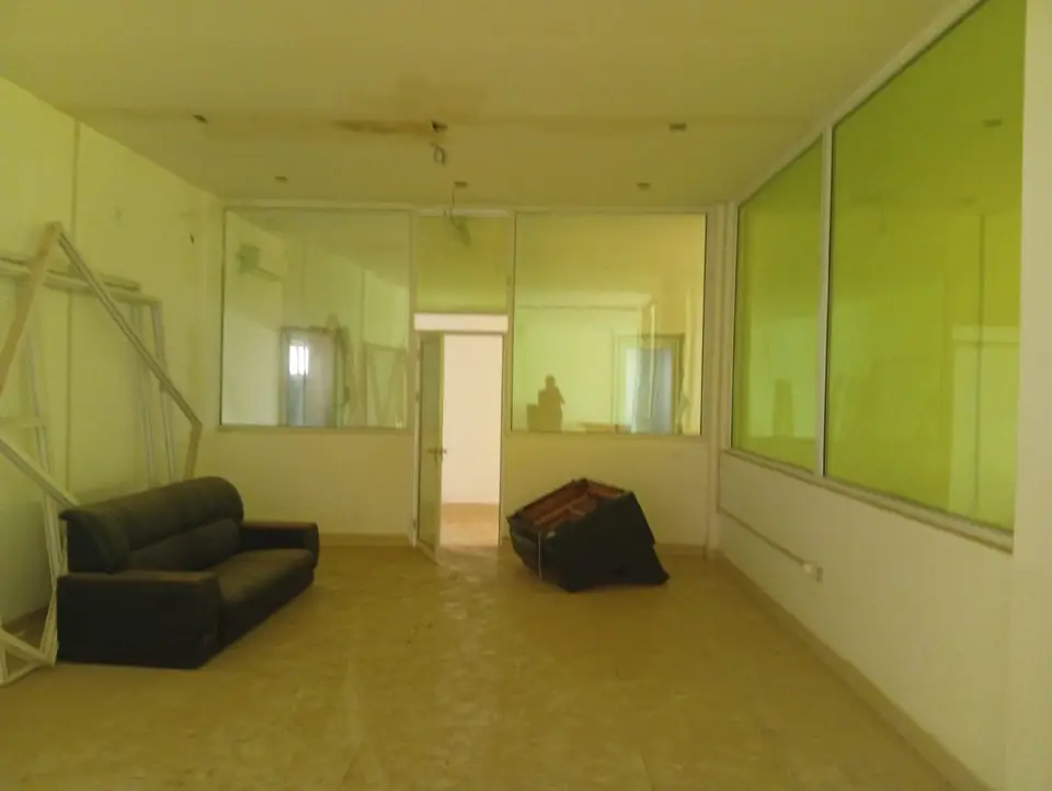 Piso de escritórios com divisórias em vidro a reabilitar