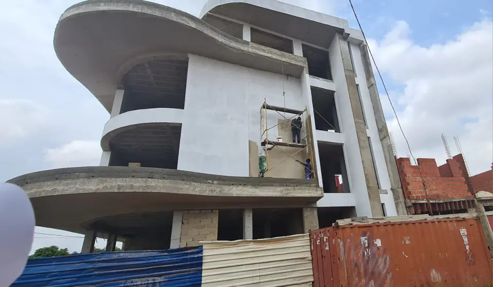 Edifício de vários pisos em construção pela BEN & BER em Luanda