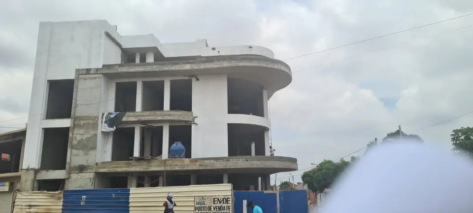 Fachada principal do edifício em obra, com tapumes de protecção do estaleiro