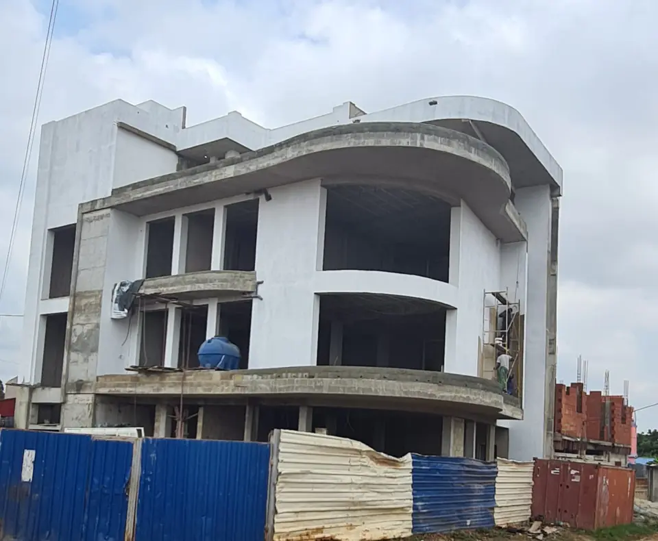 Fachada do edifício na fase de estrutura e alvenarias
